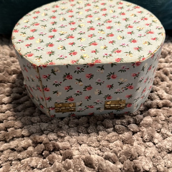 DOLL in a suitcase box with a set of dresses - Picture 11 of 15